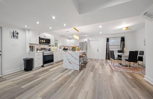 Church Street House | Spacious 7-bedroom building in amazing Atlanta with WiFi