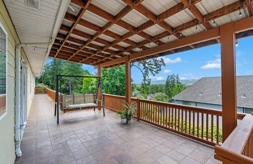 Oatfield House | Spacious 7-bedroom house in peaceful Milwaukie with WiFi, AC, Laundry