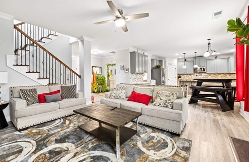 Evans House | Spacious 7-bedroom house in fabulous Evans with WiFi, fitness room