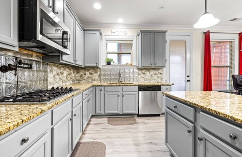 Evans House | Spacious 7-bedroom house in fabulous Evans with WiFi, fitness room