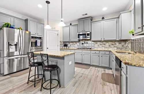 Evans House | Spacious 7-bedroom house in fabulous Evans with WiFi, fitness room