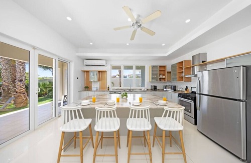 Malmok Villa | Spacious 7BR Seafront Villa at Blue Door House by Bocobay