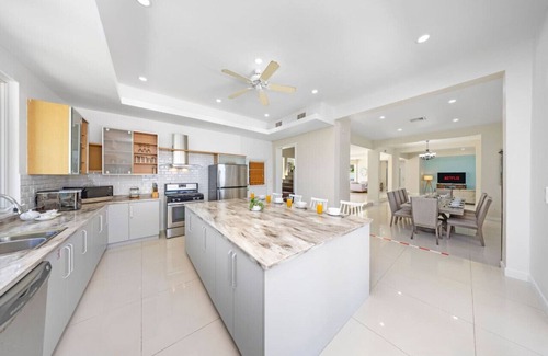 Malmok Villa | Spacious 7BR Seafront Villa at Blue Door House by Bocobay