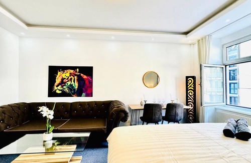 Meidling Apartment | Spacious 7BR Apartment – Prime Location