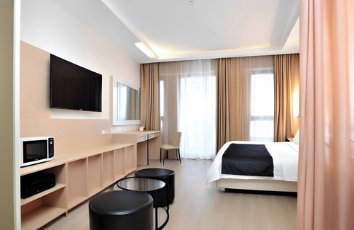 Fatih Apartment | Spacious 8-bedroom apartment with WiFi, AC in charming Istanbul