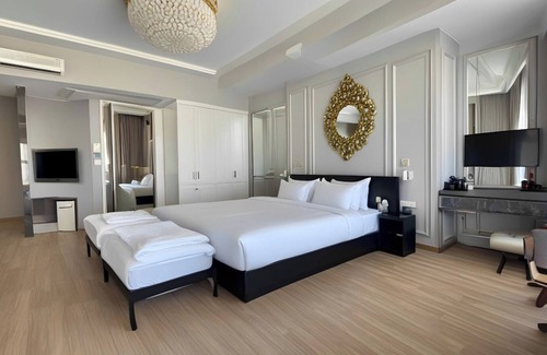 Fatih Apartment | Spacious 8-bedroom apartment with WiFi, AC in charming Istanbul
