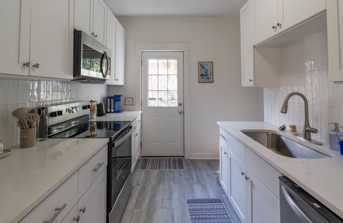 Midtown House | Spacious 8-bedroom house in charming midtown, WiFi, game rooms, fitness center