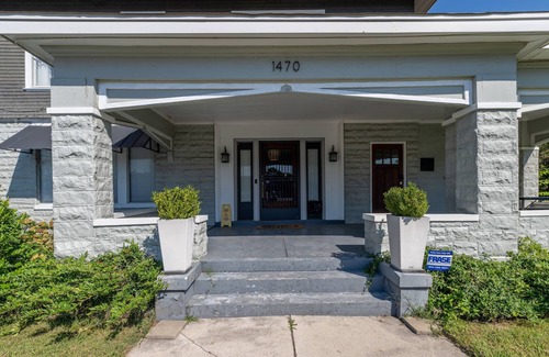 Midtown House | Spacious 8-bedroom house in charming midtown, WiFi, game rooms, fitness center