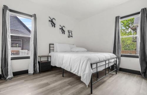 Downtown Niagara Falls House | Spacious 8-bedroom home in Niagara Falls Perfect for groups