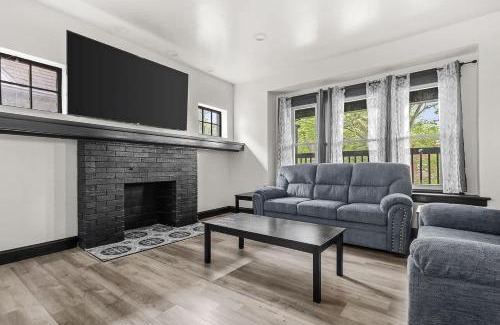 Downtown Niagara Falls House | Spacious 8-bedroom home in Niagara Falls Perfect for groups