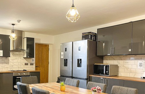 Manchester House | Spacious 9-Bed Home with Large Driveway