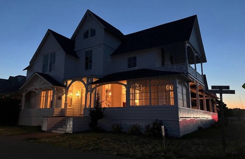 Oak Bluffs House | Spacious 9-bedroom house with Waterview, WiFi, AC in delightful Oak Bluffs