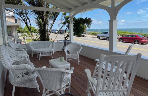 Oak Bluffs House | Spacious 9-bedroom house with Waterview, WiFi, AC in delightful Oak Bluffs