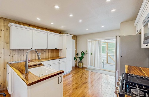 North Star House | Spacious Anchorage Retreat with Separate Studio – Ideal for Groups