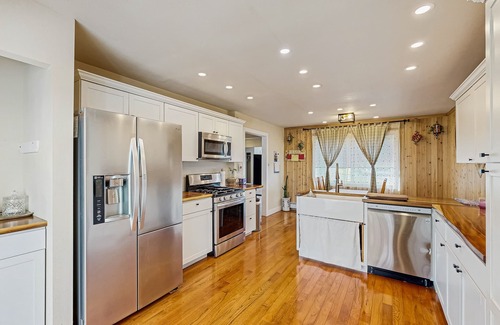 North Star House | Spacious Anchorage Retreat with Separate Studio – Ideal for Groups