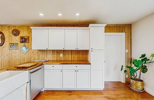 North Star House | Spacious Anchorage Retreat with Separate Studio – Ideal for Groups