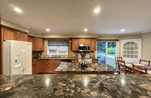 Stamford House | Spacious and bright 1bed/1bath near downtown w/game room! Close to train&more!