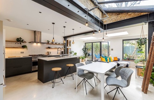Coldharbour Apartment | Spacious and Charming Brixton Home