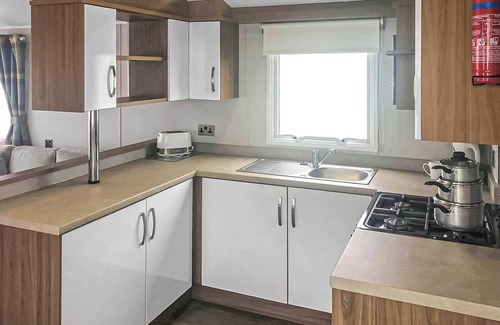 Chapel Saint Leonards House | Spacious and comfortable 12ft-wide caravan with one double with en suite W.