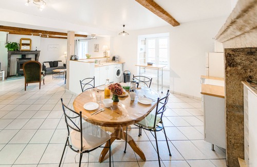 Le Crest House | Spacious and cosy house between Lakes, Volcanoes and Heritage!