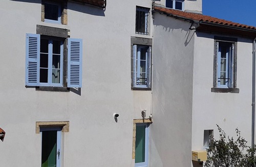 Le Crest House | Spacious and cosy house between Lakes, Volcanoes and Heritage!