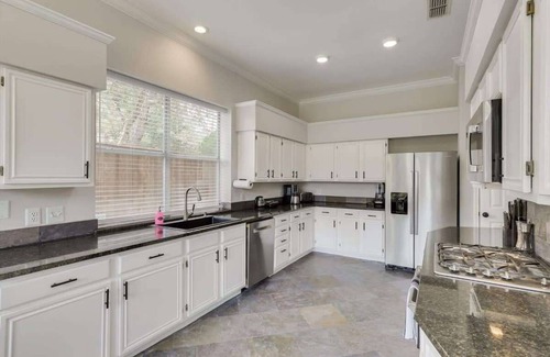 Grand Prairie House | Spacious and Luxury Home w/Cinema Room and Pool