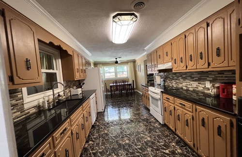 Summerville House | Spacious and Luxurious Home