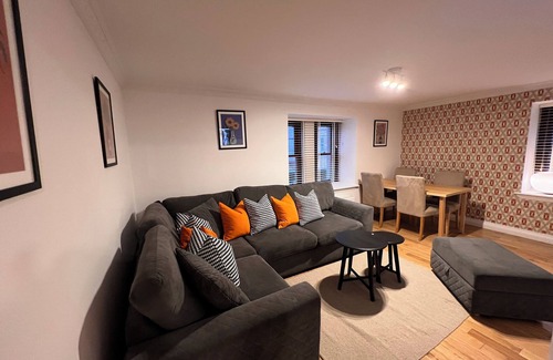 North West Apartment | Spacious and Modern 3 Bedroom 1 Bathroom Apartment Near Art School, City Centre