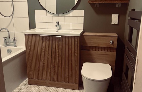 North West Apartment | Spacious and Modern 3 Bedroom 1 Bathroom Apartment Near Art School, City Centre