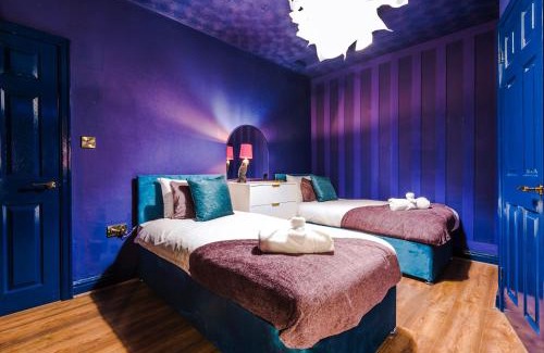 Salford House | Spacious and Modern 5 BR House