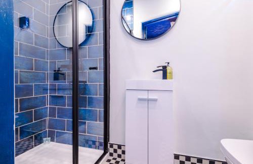 Salford House | Spacious and Modern 5 BR House