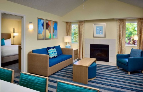 Flagstaff Hotel | Spacious and Modern Suites Near Bushmaster Park, Pets are Allowed, Pool!