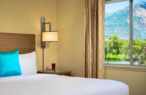 Flagstaff Hotel | Spacious and Modern Suites Near Bushmaster Park, Pets are Allowed, Pool!