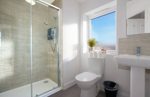 Milton Keynes House | Spacious and Stylish House - Sleeps up to 8 Guests