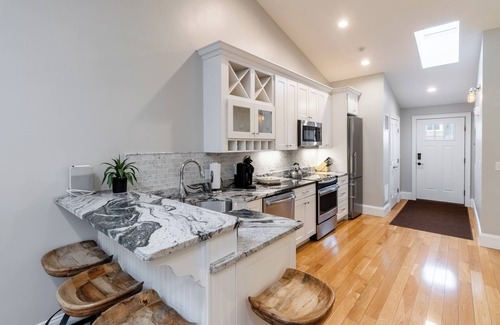 Yachting Village Condo | Spacious and Updated 2 Bedroom Condo in the Heart of Newport