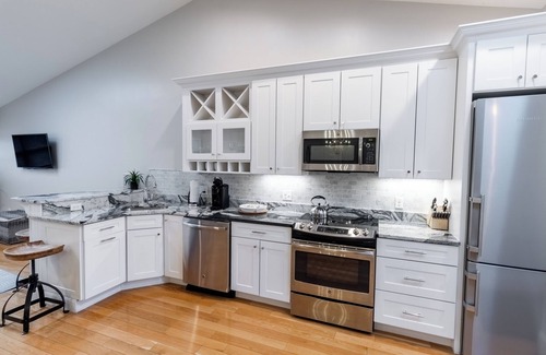 Yachting Village Condo | Spacious and Updated 2 Bedroom Condo in the Heart of Newport