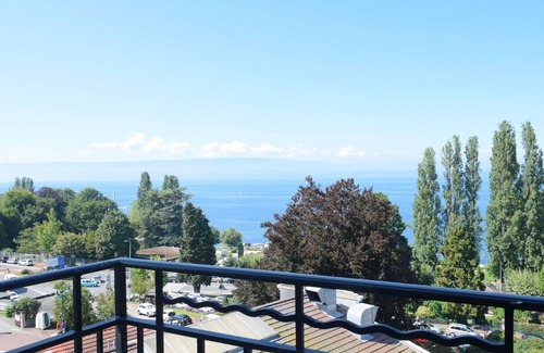 Evian-les-Bains Apartment | Spacious apartment in Évian-les-Bains with balcony and garage