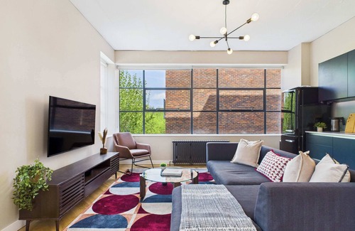 Hoxton Apartment | Spacious Apartment with Balcony in Tech City