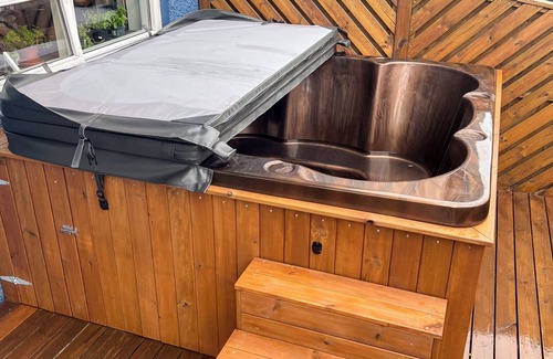 Hafnarfjordur Apartment | Spacious apartment with hot tub in charming Hafnarfjörður for up to 6 people