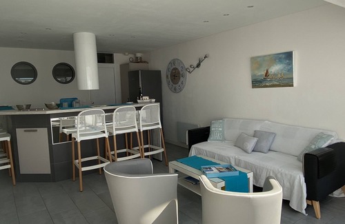 La Turballe Apartment | SPACIOUS APARTMENT FACING THE SEA, FEET IN THE WATER!