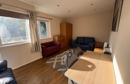 Vassall Apartment | Spacious Apartment near the Oval