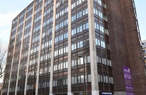 Portsmouth City Centre Apartment | Spacious Apartment next to Central Train Station
