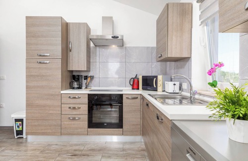 Loborika Apartment | Spacious apartment with 3 rooms, surrounded by green forest near Pula.