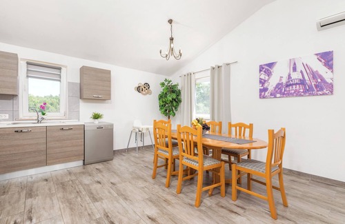 Loborika Apartment | Spacious apartment with 3 rooms, surrounded by green forest near Pula.