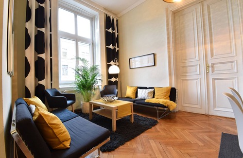 Belvaros - Lipotvaros Apartment | Spacious apartment with 12 bedrooms with AC in beautiful Budapest