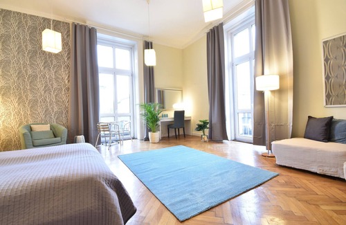 Belvaros - Lipotvaros Apartment | Spacious apartment with 12 bedrooms with AC in beautiful Budapest