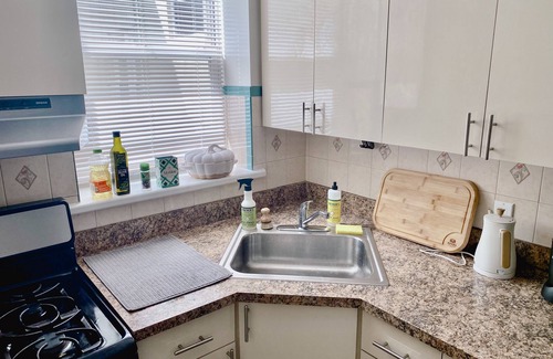 Bay Ridge Apartment | Spacious apt in SW Brooklyn on a tree-lined st. 10min to R train, 9min to Ferry.