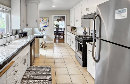 Palms Apartment | Spacious Apt. Min to Downtown Culver City & Venice Beach