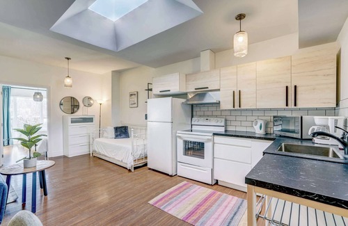Plateau Mont Royal Apartment | Spacious Apt | Wi-Fi | Balcony | Near Trendy Spots