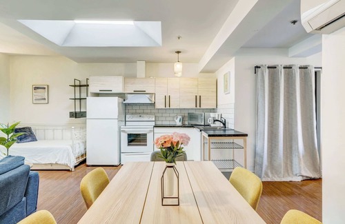 Plateau Mont Royal Apartment | Spacious Apt | Wi-Fi | Balcony | Near Trendy Spots